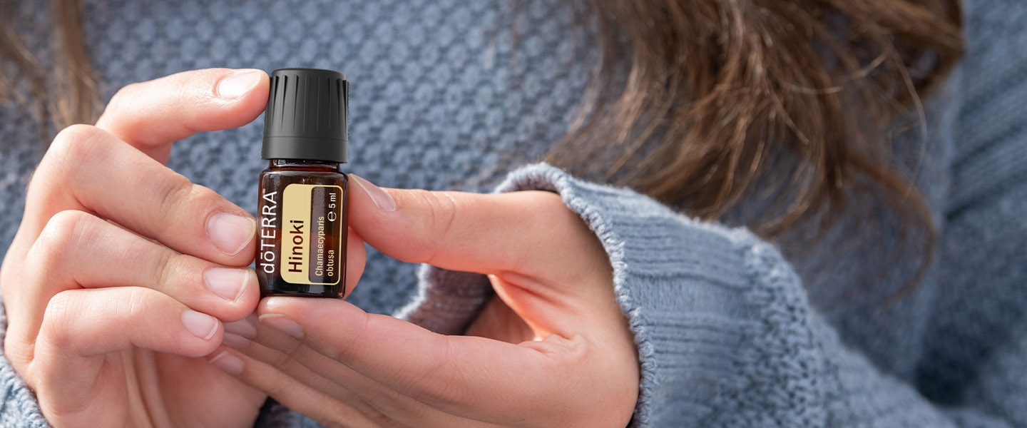 Hinoki (Foto: doterra) Hinoki-Öl äußerlich anwenden: Wirkung, Herkunft und persönliche Erfahrungen einer Yin-Yoga-Lehrerin für ruhige Abendrituale und Hautpflege.
